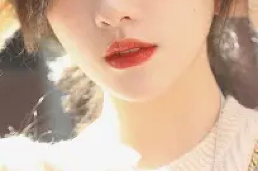 算是救赎文。女主是小镇出来的姑娘被网暴回到家乡遇到男主。此时她是外地来旅游的漂亮有钱女人他是活一天算一天破旧酒吧小老板。第一次见面女主见色起意以为男主是🦆但其实他是只想逃离妈妈掌控的